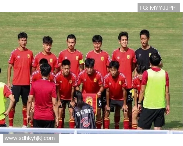 夜店狂欢足球明星身份曝光引热议 深夜聚会成为球场外焦点