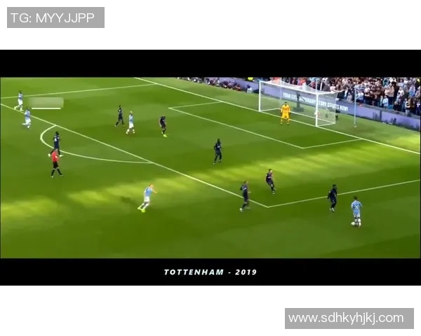 足球巨星精准长传瞬间展现绝妙技术与赛场魅力