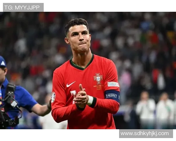 足球明星收藏册带你领略世界足坛风云人物的辉煌历程与难忘瞬间